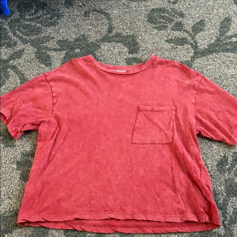 Cropped t shirt/ looks larger than a small